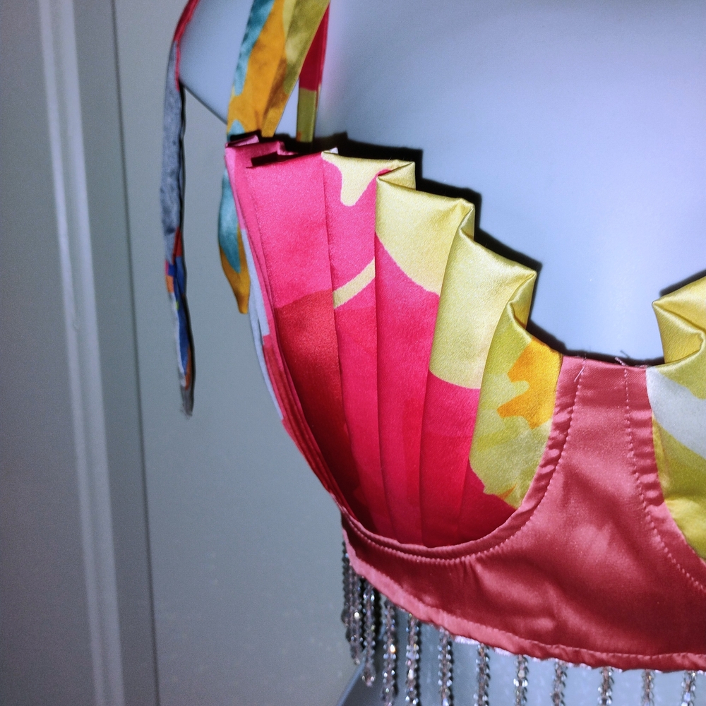 SHEIN Multicolor Abstract Rhinestone Pleated Crop Top - Picture 4 of 6